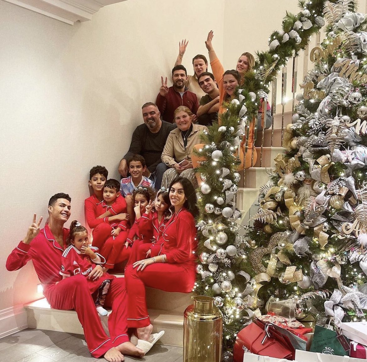 کریستیانو رونالدو و اعضای خانواده در شب کریسمس !شما هم عکس گرفتید😉